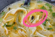 买食品塞苍蝇敲诈,在食品中吃出苍蝇要求厂家所赔是否构成敲诈勒索罪？