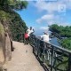 翻栏杆站悬崖拍照,翻栏杆视频