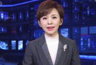 新闻主播为啥戴假发,新闻联播主持人李梓萌播音的时候，是不是戴的假发呢？