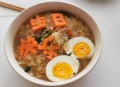 50平店一天500度电,50个人一天三餐要多少伙食费？