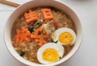 50平店一天500度电,50个人一天三餐要多少伙食费？