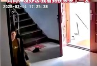 2岁女童家门口消失,河北10岁男童下楼扔垃圾走失，曾看了家门口一眼却跑向另一边，怎么回事？