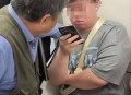 强行要人让座被踹懵,男子给老人让座后猛踹旁边男孩：让你翘二郎腿，你怎么看？