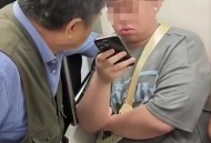 强行要人让座被踹懵,男子给老人让座后猛踹旁边男孩：让你翘二郎腿，你怎么看？
