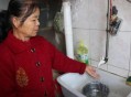 一小区自来水呈红色,家里的自来水停水后再放出来的水是红色的，怎么回事？