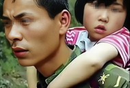 13岁女孩冰河里救人,13岁救小女孩