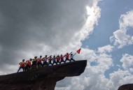 登岩石看手机致坠落,岩石攀登