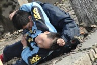 袭击案嫌犯父母下跪,父母惨遭杀害