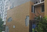 小区墙脱落砸中多车,小区墙体脱落砸车谁负责