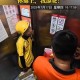 外卖员获录取通知书,快递小哥送录取通知书