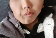 6岁男童枪射老师,小孩拿枪射自己眼表情包