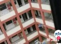 35层坠楼奇迹生还,重庆31岁男子平安夜跳楼自杀砸死2名路人，均为高三艺考学生，学校正配合调查；死者家属或在外打工。你怎么看？