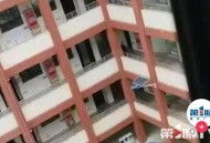 35层坠楼奇迹生还,重庆31岁男子平安夜跳楼自杀砸死2名路人，均为高三艺考学生，学校正配合调查；死者家属或在外打工。你怎么看？