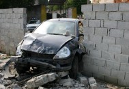 水泥车撞塌围墙致2死,水泥车撞车视频