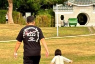 背1岁孙子徒手爬巨石,背1岁孙子徒手爬巨石好吗