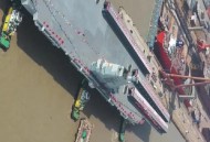 小朋友捐140造航母,10万吨航母载5000名官兵140个厕所同时堵塞后如何解决方便问题？