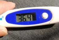 南北温差超过了60℃,请问，有人知道图里的三角形标志是什么意思啊？上面写着“使用温差不超过60℃”，这是乐美雅的条纹壶（？