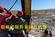 88岁老人拉石头修坑,怎么给石头凿坑？