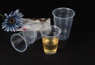 韩拟对一次性杯收费,一次性塑料杯不能超过多少度？