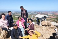 带46名老人去旅游,哪个旅行社有50～60岁的老人团，想跟旅行社团走？