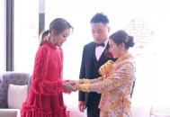 离婚朋友摆宴席庆祝,父母离异孩子结婚酒席怎么办？父母离异孩子结？