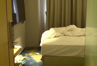 2女生酒店遭刷开房门,酒店房门被打开可以要求补偿多少？