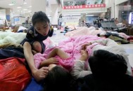 被违规抱养女婴回家,