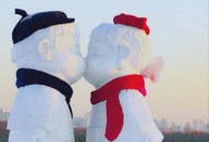 哈尔滨雪人更圆润了,哈尔滨的大雪人是真雪吗？