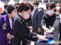 韩93岁娃娃脸女校长,Rookie回韩国直播，校长为其送上重礼，看到22w金额后所有人不淡定了，你怎么点评？