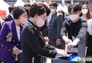 韩93岁娃娃脸女校长,Rookie回韩国直播，校长为其送上重礼，看到22w金额后所有人不淡定了，你怎么点评？