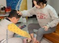 机构老师帮学生洗脚,孩子给洗脚该怎样夸她？