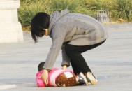 妈妈被娃抱摔倒,摔跤时腿被人抱住怎么办？