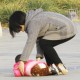 妈妈被娃抱摔倒,摔跤时腿被人抱住怎么办？