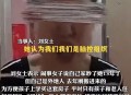 长期持菜刀砍邻居门,别人拿菜刀砸门是什么行为？