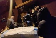 3男欲将醉酒女抬上车,女子被三男子劝酒