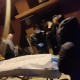 3男欲将醉酒女抬上车,女子被三男子劝酒