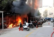 市民在火灾现场放花,合肥肥西县街头，轿车撞车失火随时爆炸，市民冒险救人，你怎么看？