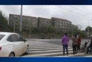 老师校内驾车坠湖,教师驾车撞倒学生致其身亡