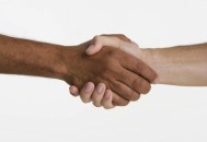 中美元首握手合影,两个人握手 领导站左还是右？