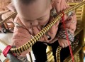 3学生捡到2岁幼童,2岁幼儿可以蹲下捡什么物品？