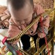 3学生捡到2岁幼童,2岁幼儿可以蹲下捡什么物品？