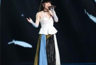 63岁妈妈模特出道,目前冯小刚在中国电影导演界处于什么样的地位？