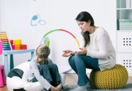 袭击案嫌犯父母下跪,孩子做错事给父母下跪是什么心理？