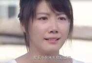 疑向路人喷催泪喷雾,爱不爱他我是路人甲是什么意思？