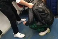 在地铁站台脱裤大便,孩子三岁了还不知道脱裤子拉屎怎么办？