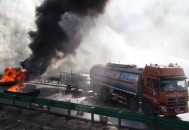 水泥罐车冲出高速路,沈吉高速抚顺方向，装满沥青罐车与小车相撞后爆燃起火，致1死3伤；死者为罐车司机，现场浓烟滚滚，你怎么看？