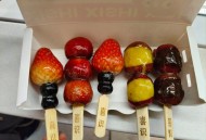 蘸口水尝在售糖葫芦,口水粘糖葫芦