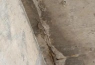 水泥车撞塌围墙致2死,院墙水泥脱落怎么修复？