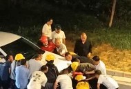 众人抬车救被压女子,众人抬车救被压女子视频