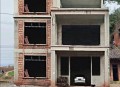 老人去世留8套房,宅基地进深8.3米面宽11.8米，一楼怎样设计两个独立的套间呢？
